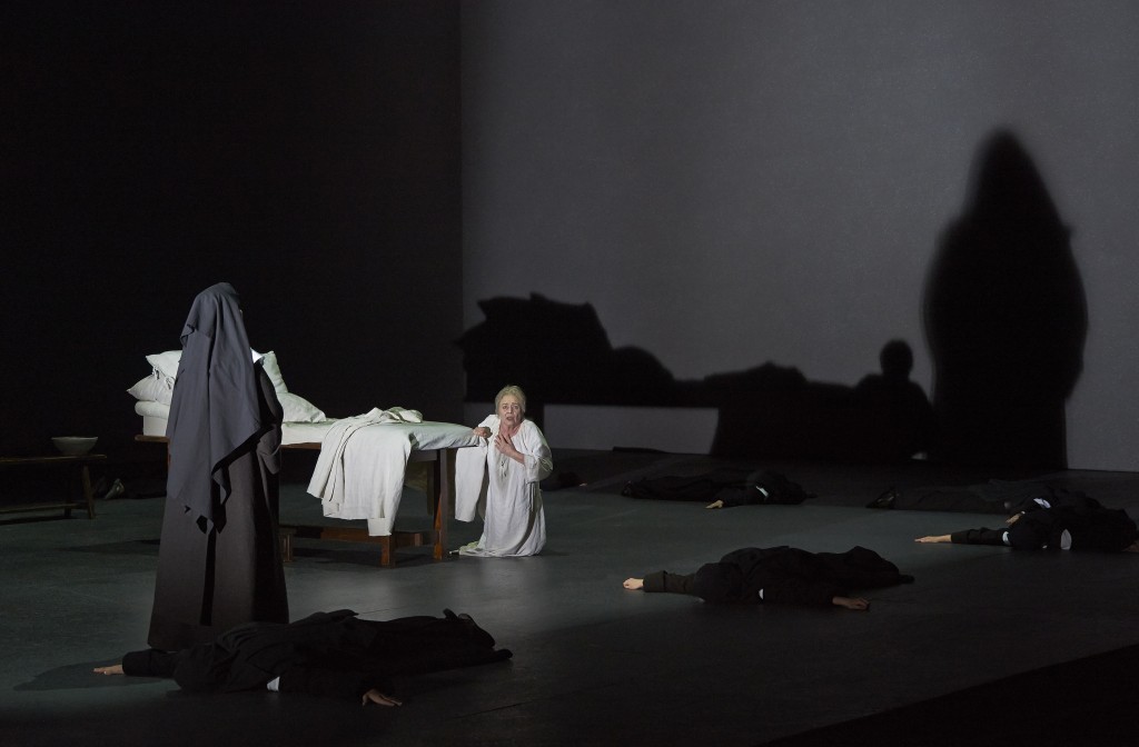 (l – r) Irina Mishura (back to camera) as Mother Marie and Judith Forst as Madame de Croissy in the Canadian Opera Company’s production of Dialogues des Carmélites, 2013. 