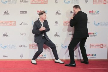 Ewan McGregor and Liam Neesan found time to horse around on the red carpet for the 4th edition of the Los Cabos International Film Festival.